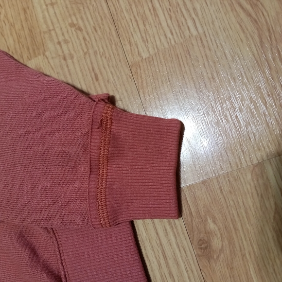 American eagle cropped sweatshirt. Size xxs. COLOR is terracotta. EUC - Picture 5 of 8